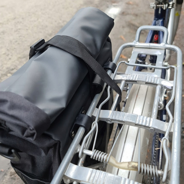 Geanta impermeabila pentru bicicleta, Zola, 2 carlige de prindere, 15 l, montare pe portbagaj, de umar, neagra Geanta impermeabila pentru bicicleta, Zola, 2 carlige de prindere, 15 l, montare pe portbagaj, de umar, neagra